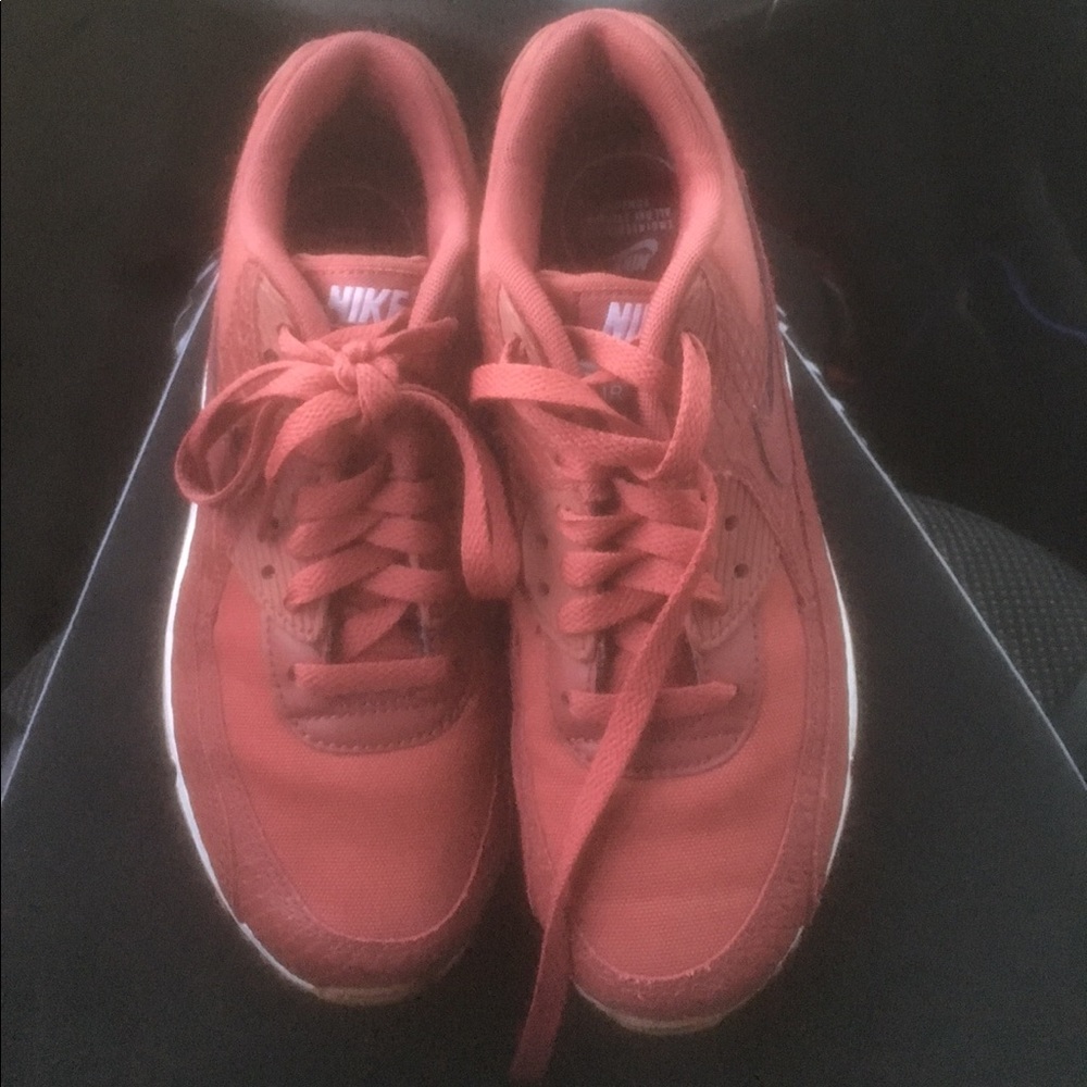 NIKE SHOES - Picture 2 of 4